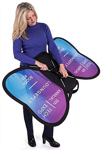Wing-shaped backpack banner advertising with simple assembly