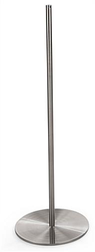 1 Post of the 8-Barrier Silver Gallery Stanchion Set