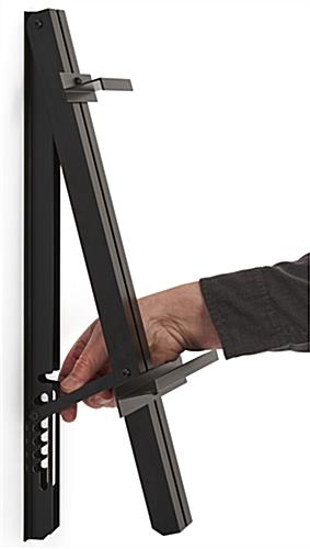 Studio wall easel with user-friendly design 