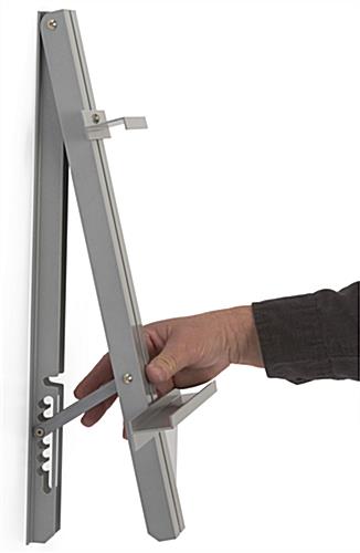 Studio wall easel with simple usability