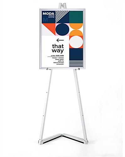Portable bi-fold easel with easy fold design 