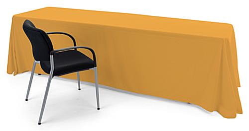 Golden polyester table cover with sewn-in corners for a smooth presentation 