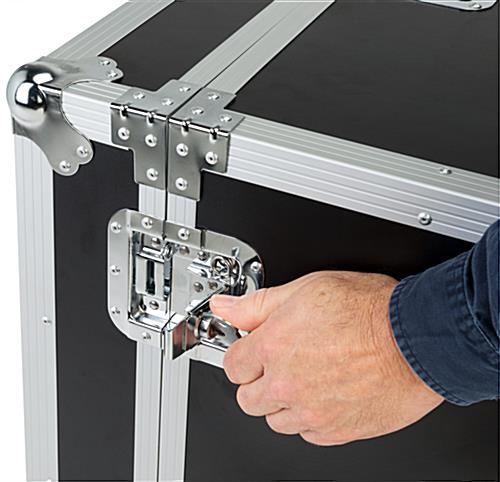 Trade show floor tile carrying case with butterfly latches